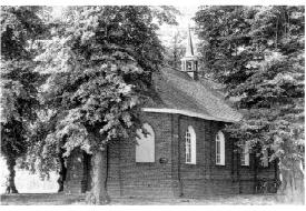 De Annakapel aan de Beeteweg te Blitterswijck. Gebouwd in 1833 in waterstaatsstijl. 
             Sindsdien meerdere malen gerestaureerd. Na de Tweede Wereldoorlog was de parochiekerk van het dorp verwoest, 
             en diende deze kapel als noodkerk. Er konden volgens de overlevering wel 125 mensen in. Waarschijnlijk als 
             haringen in een ton.